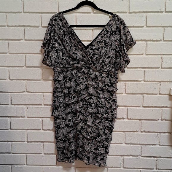 Adrianna Papell Dresses & Skirts - Adrianna Papell Black/White Ruffled Ruched Formal Dress. Size 14 Petite